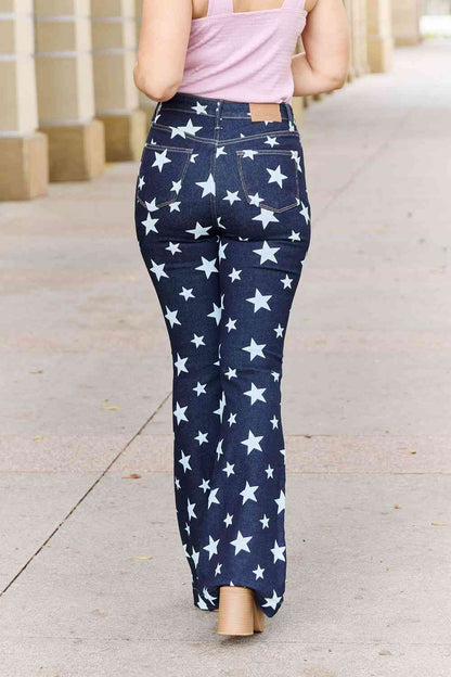 Vaqueros acampanados con estampado de estrellas y talle alto de talla grande Janelle de Judy Blue