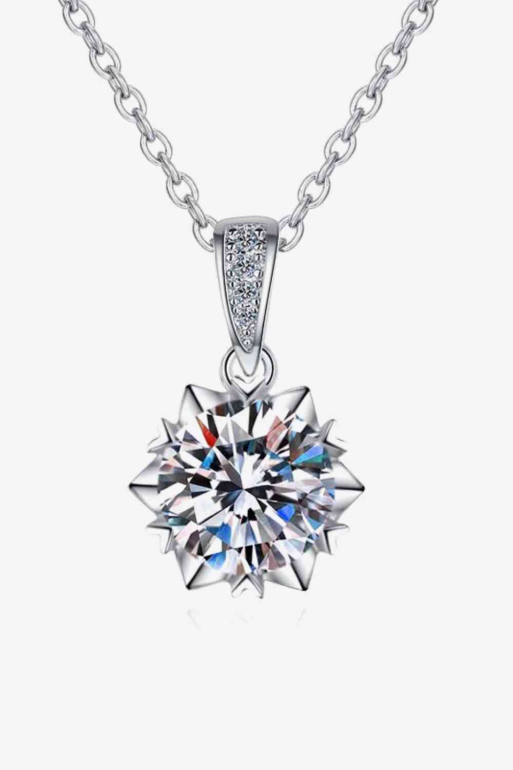 Collier avec pendentif en moissanite 2 carats vous regardant