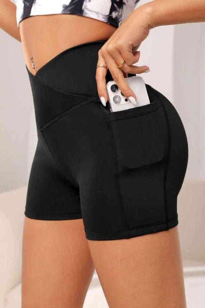 Shorts activos de cintura ancha con bolsillo