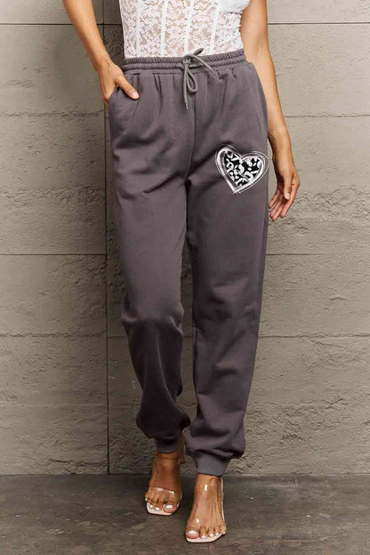 Simply Love Pantalones deportivos largos de talla grande con estampado de corazón y cordón ajustable de Simply Love