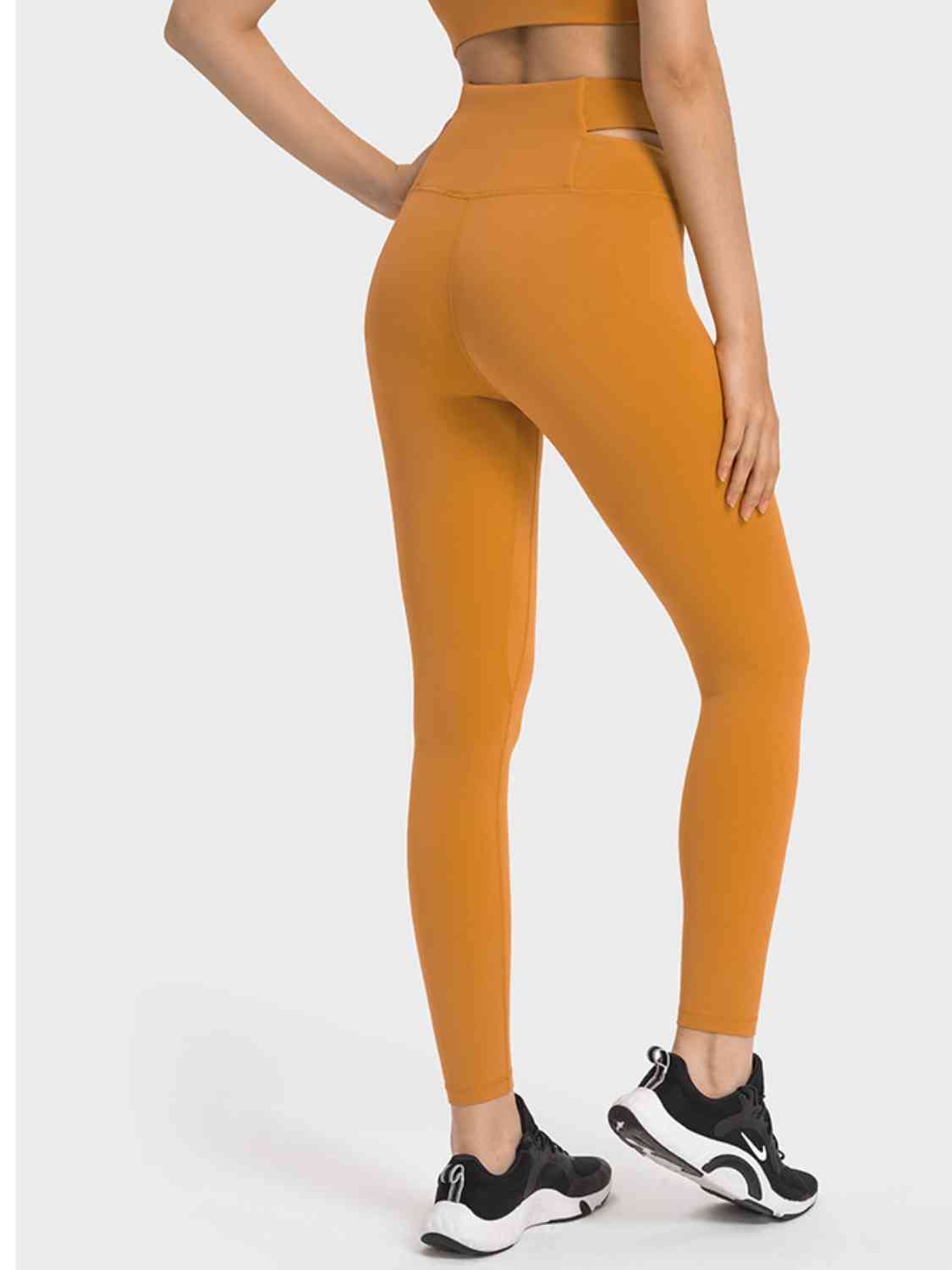 Leggings deportivos con aberturas cruzadas