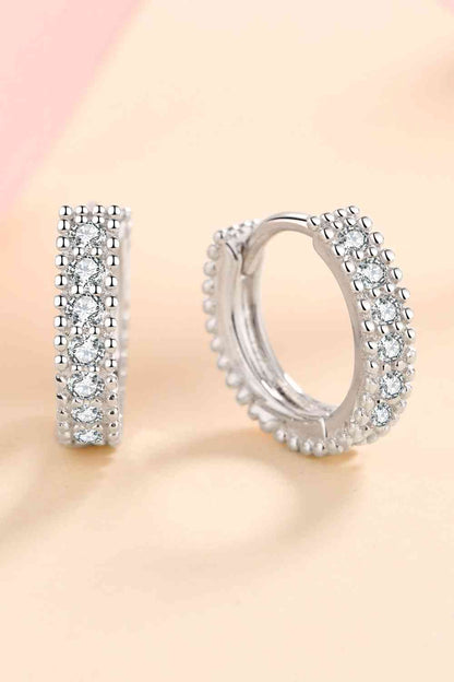 Boucles d'oreilles Huggie en moissanite incrustées d'argent sterling 925