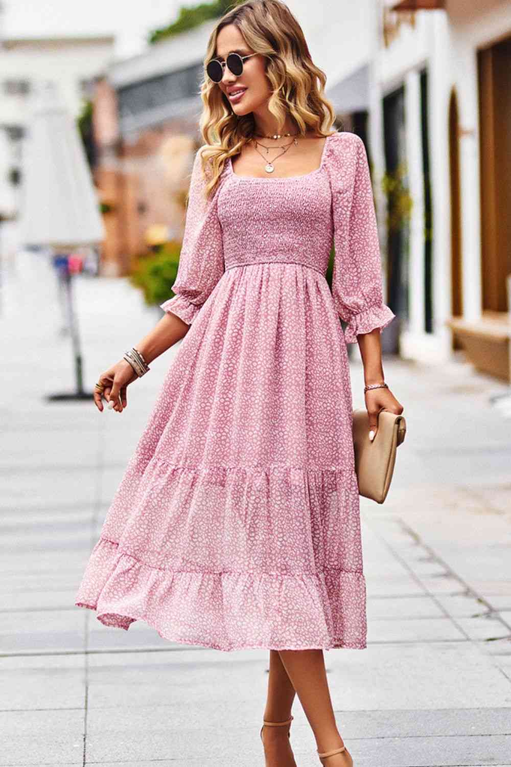 Vestido midi de leopardo con cuello cuadrado y mangas con volantes