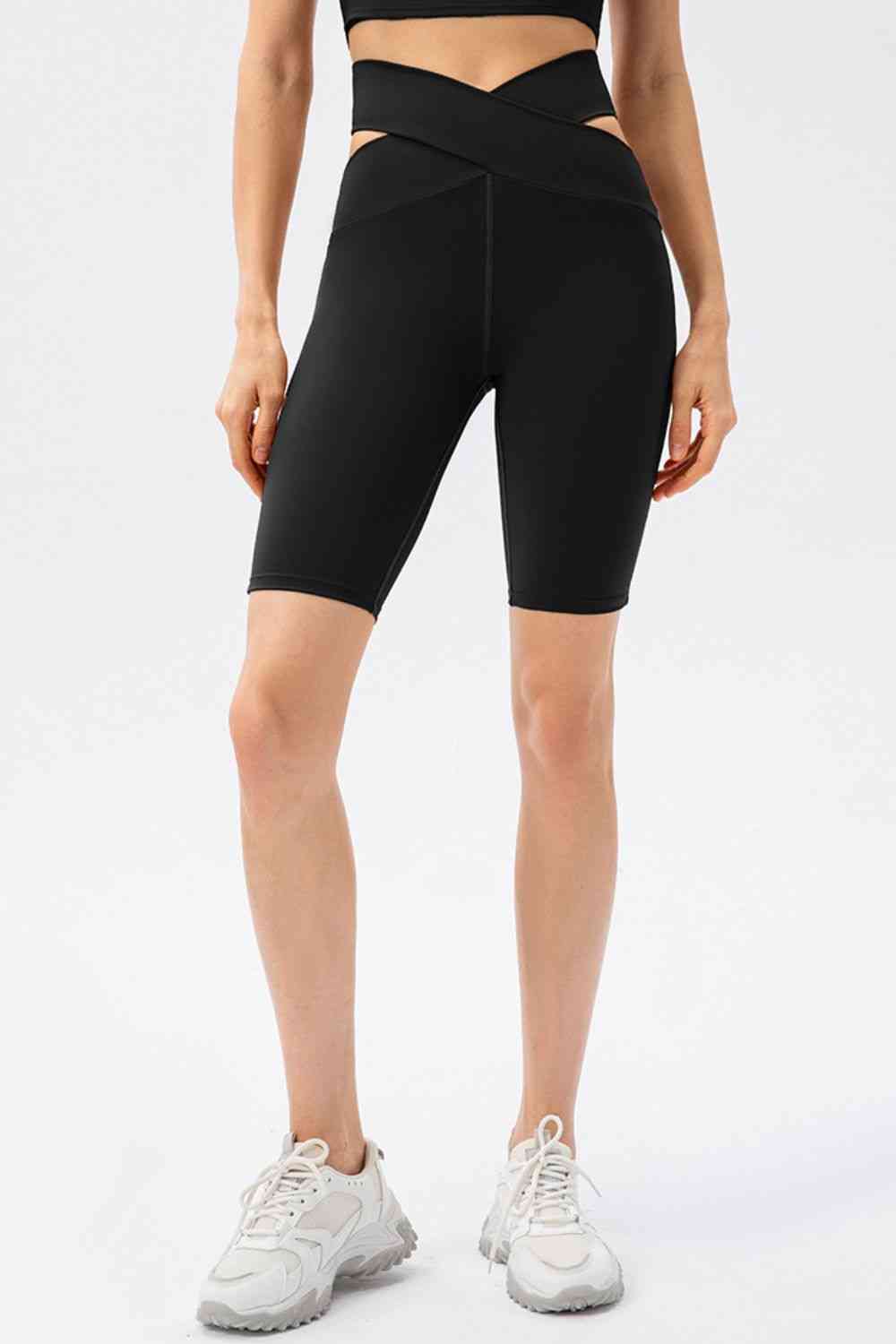 Short de sport coupe slim avec ceinture croisée