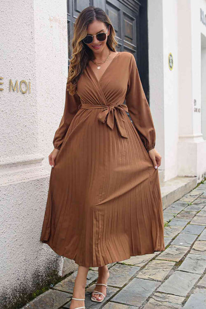 Robe longue plissée à surplis et manches longues