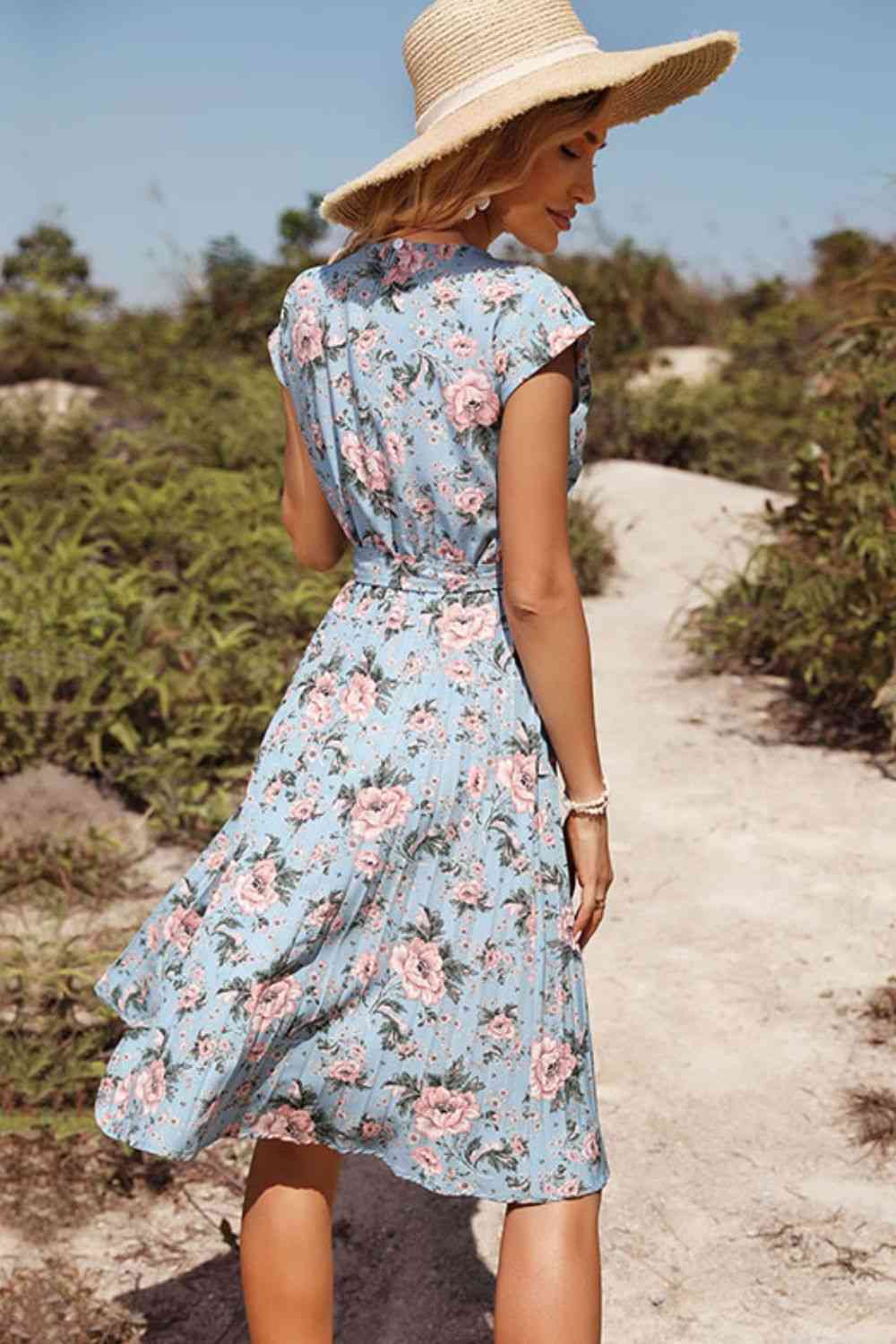 Robe plissée florale à taille nouée