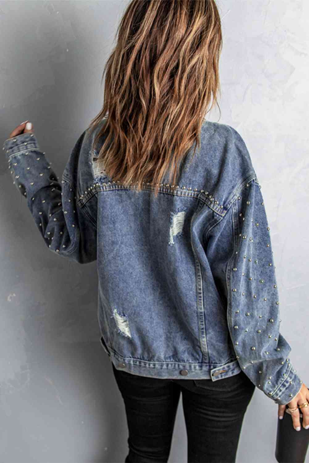 Veste en jean boutonnée cloutée