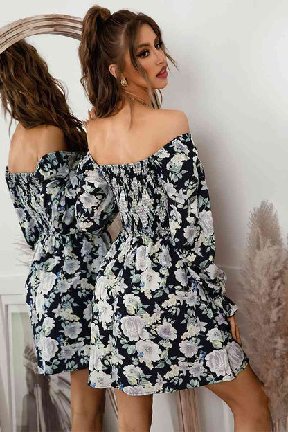 Vestido floral con cuello cuadrado y mangas con volantes