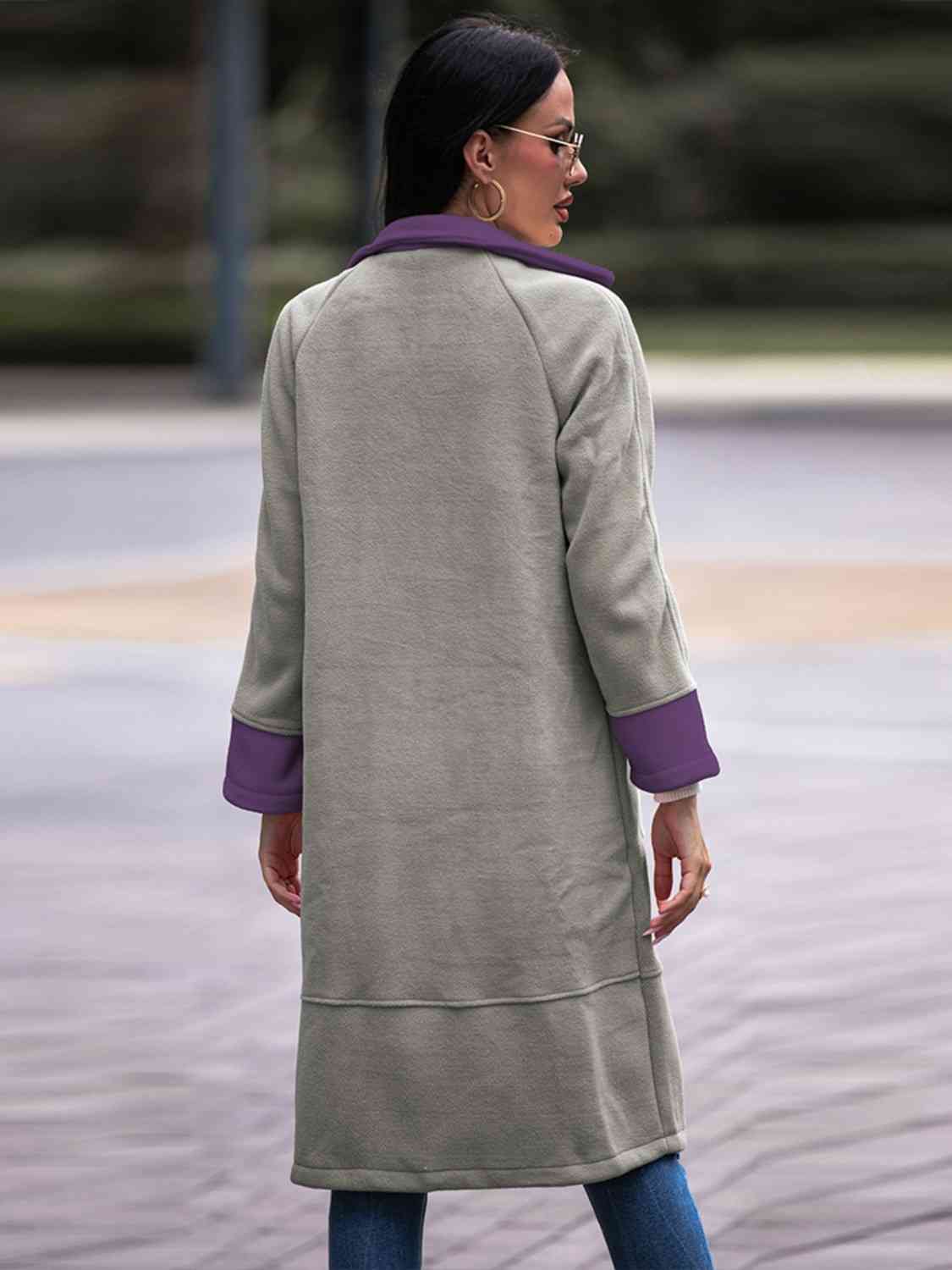 Abrigo con cuello de solapa en contraste y bolsillos