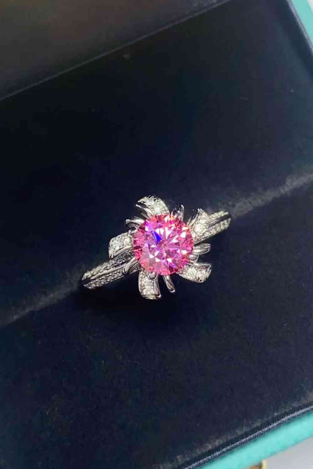 Anillo en forma de flor de moissanita de 1 quilate