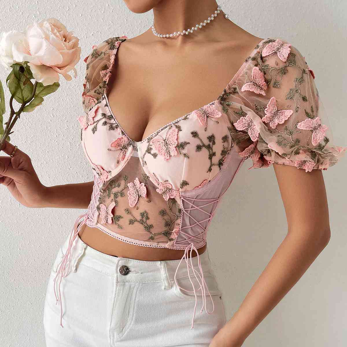 Blusa con ribete de encaje y manga corta con cuello de corazón bordado