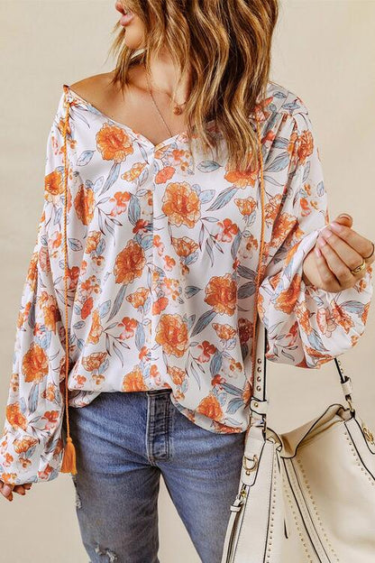 Blusa floral con mangas globo y cuello anudado