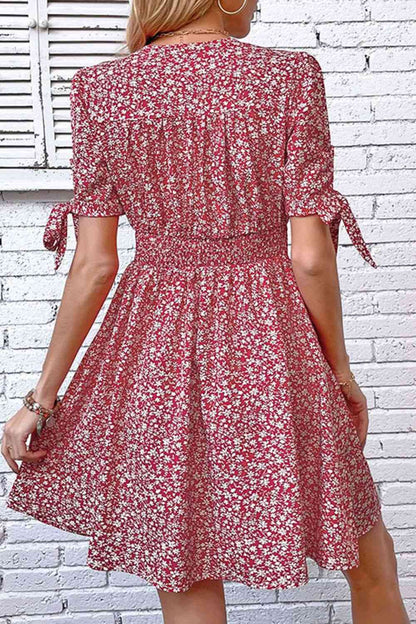 Vestido con botones delanteros y mangas abullonadas con estampado floral de florecitas