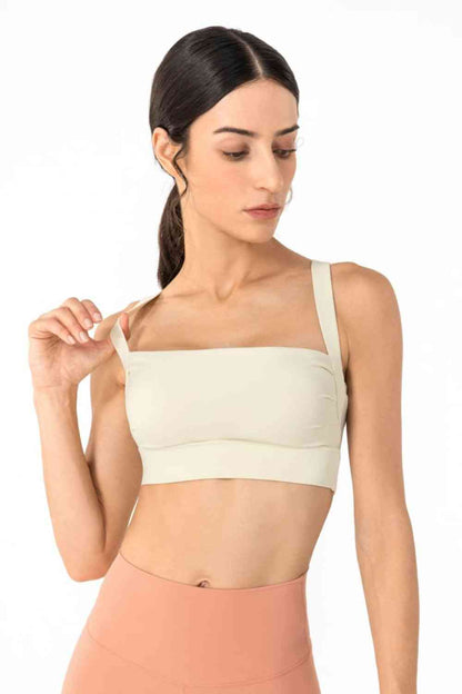 Soutien-gorge de sport à détails plissés et dos ouvert