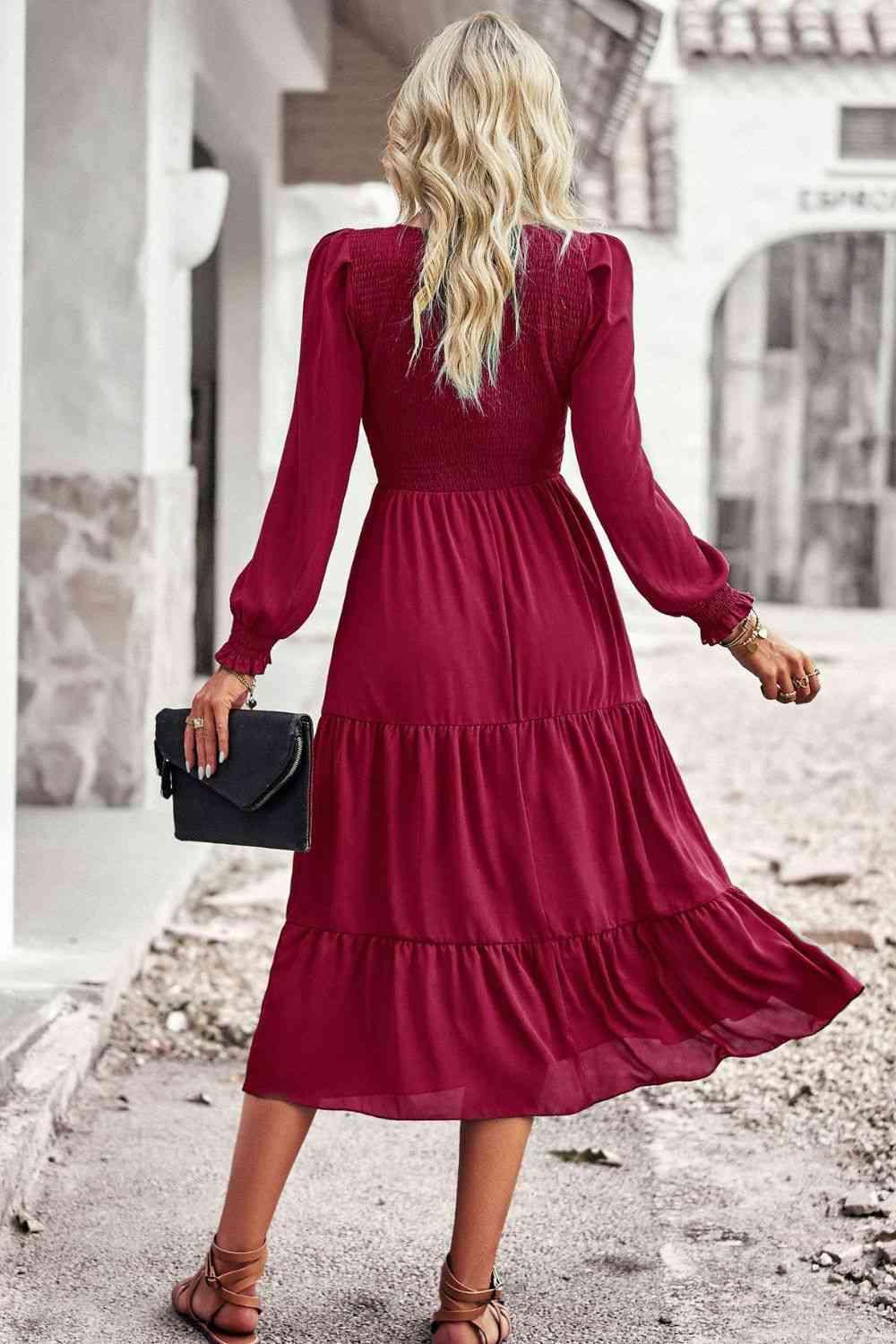 Robe midi smockée à col rond et manches volantées