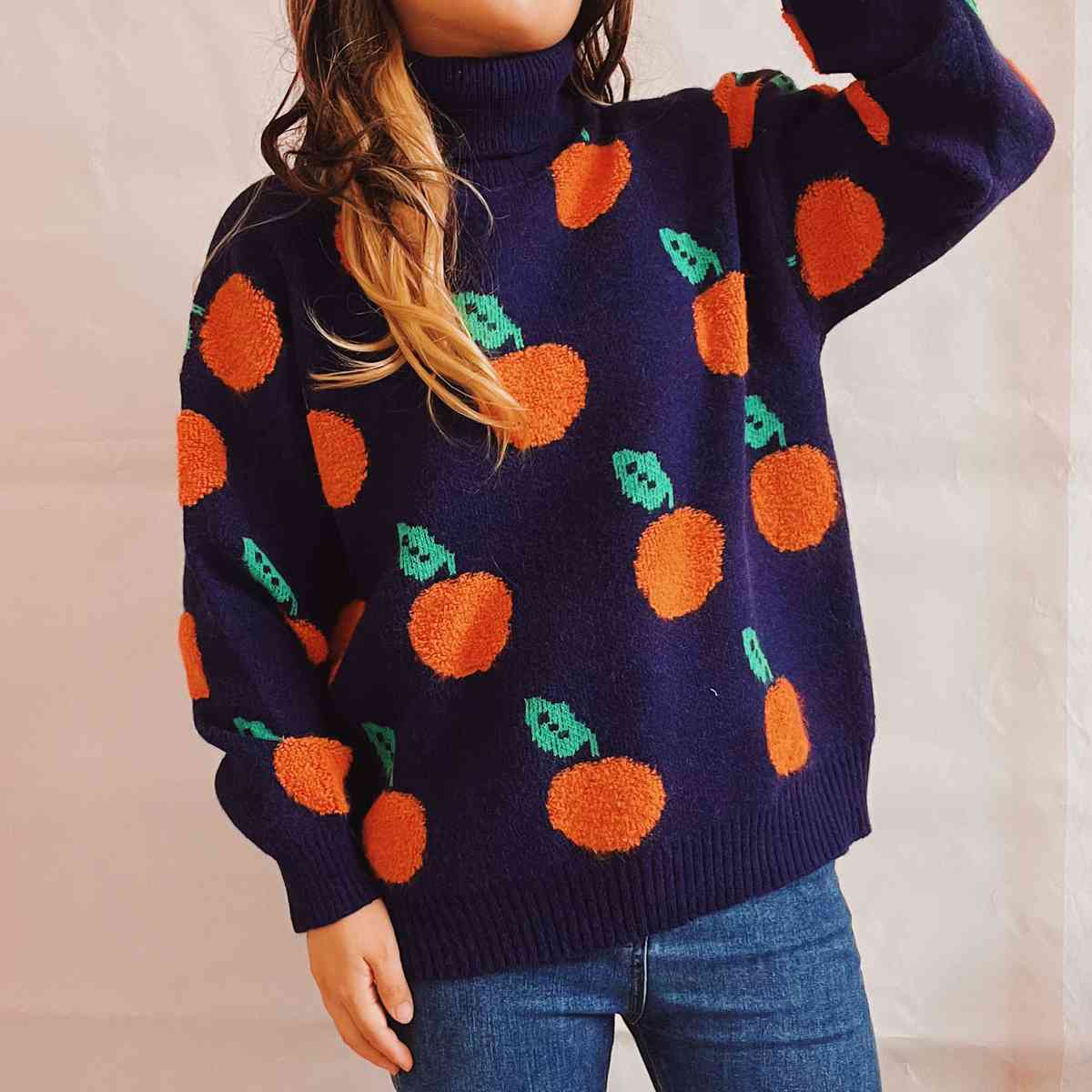 Pull à col roulé et motif de fruits