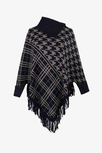 Poncho de pata de gallo con cuello alto y dobladillo con flecos