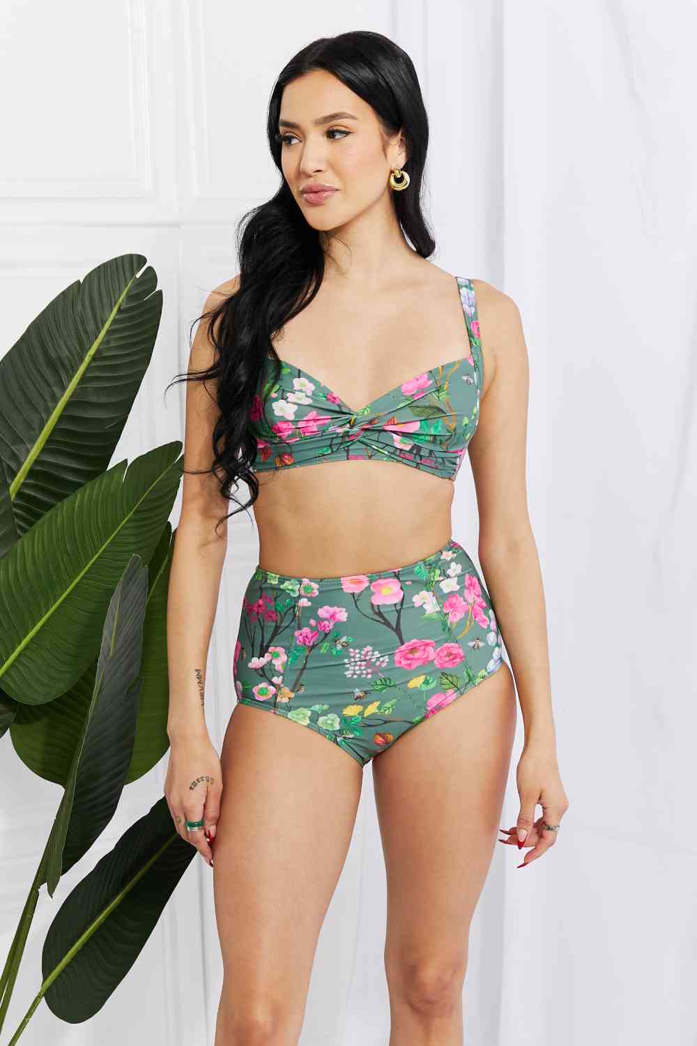 Bikini de talle alto con giro de Marina West Swim Take A Dip Twist en color salvia