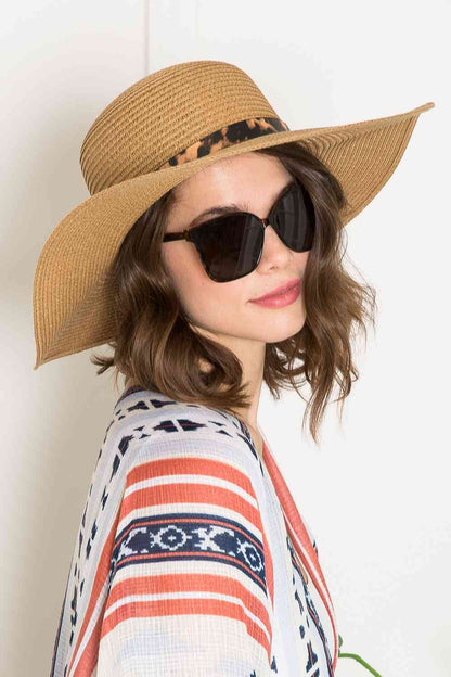 Sombrero para el sol con cinturón estampado en beige de Justin Taylor