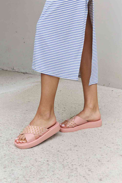 Sandales cloutées à brides croisées Forever Link - Blush