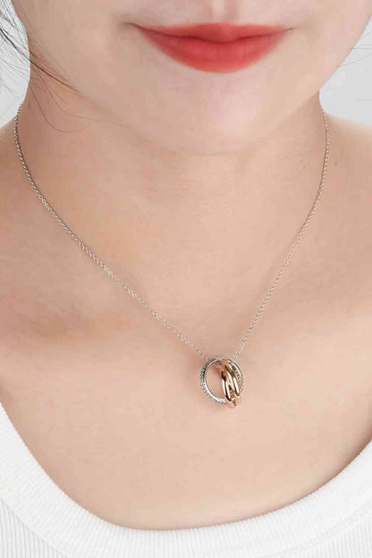 Collier avec pendentif en forme d'anneau en zircone cubique