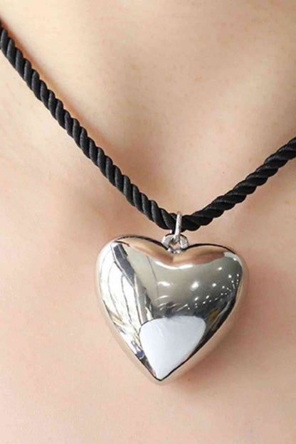 Collar de cuerda con colgante de corazón