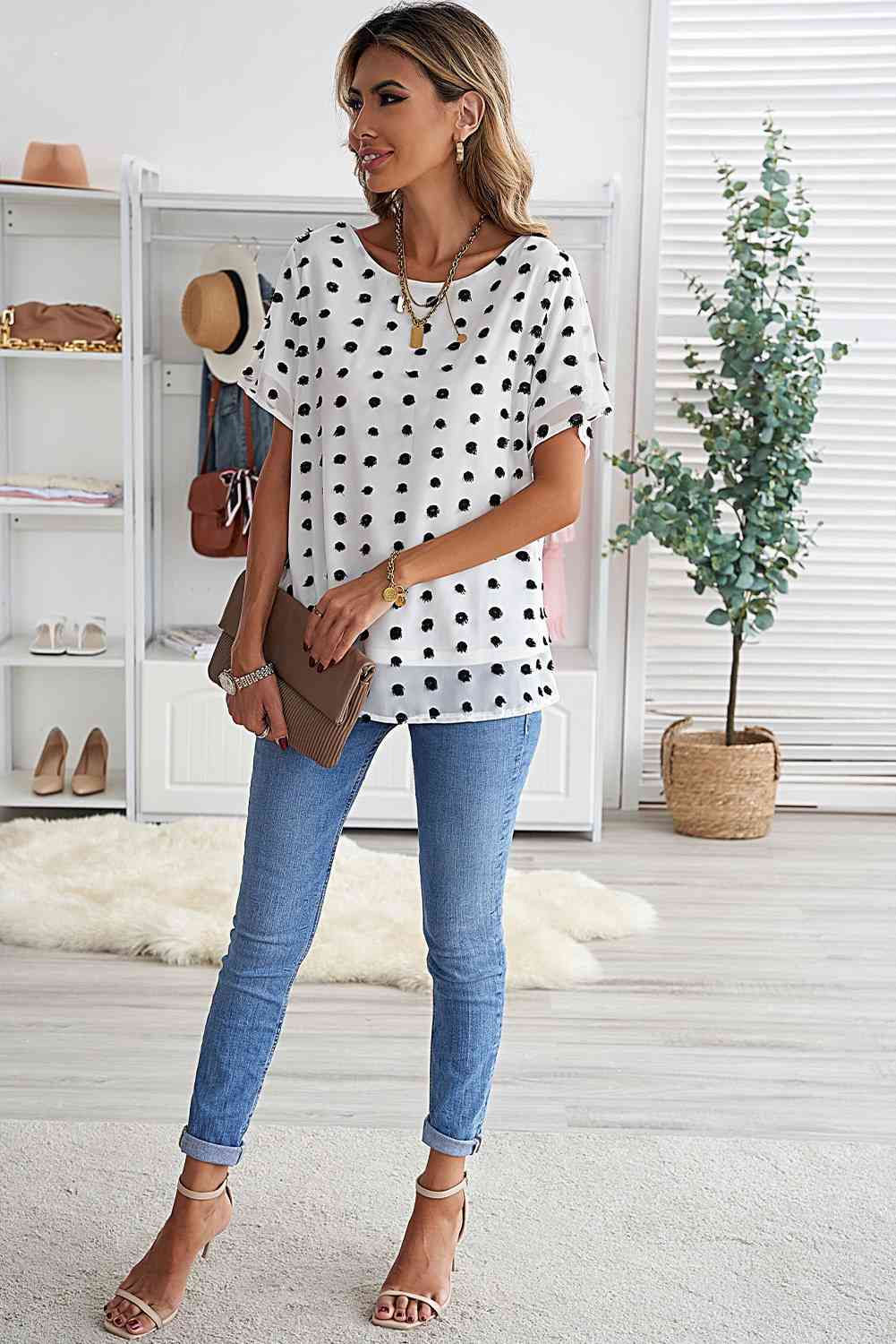 Blusa con cuello redondo y lunares suizos