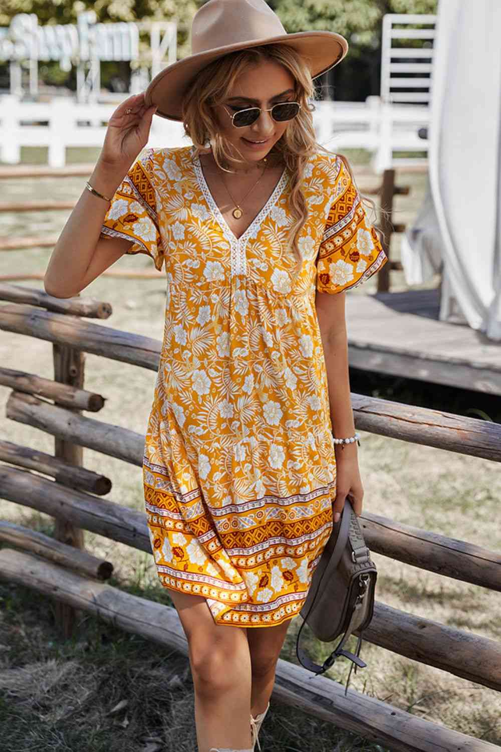 Vestido bohemio de manga corta con cuello en V