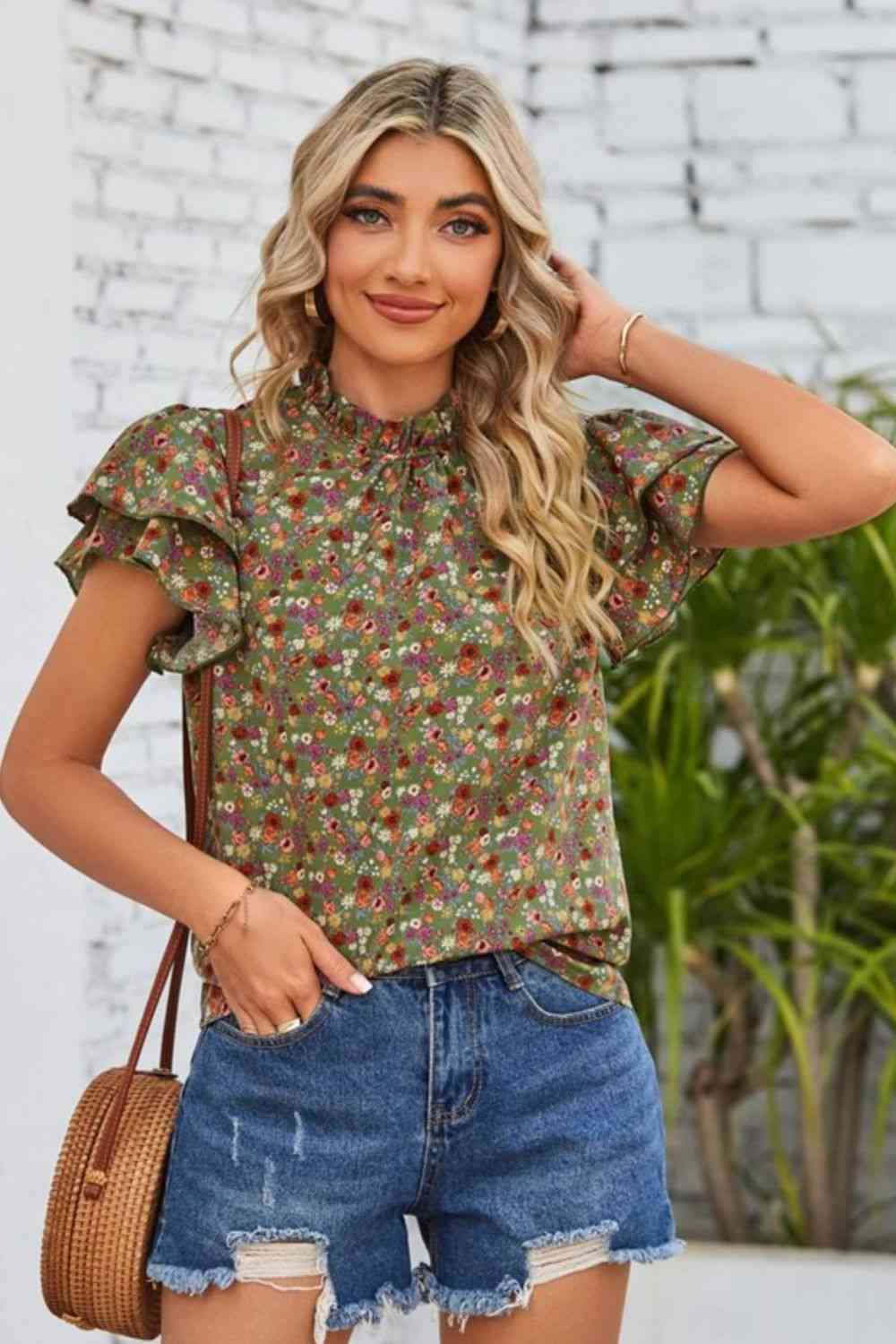 Blusa con mangas acampanadas y cuello con volantes florales