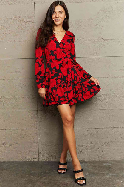 Robe à imprimé floral avec surplis et lien à la taille