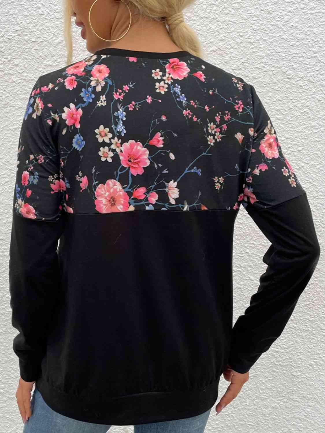 Camiseta con hombros caídos y cuello redondo con estampado floral