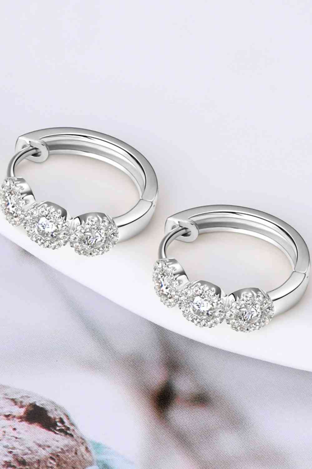 Pendientes Huggie de plata de ley 925 con moissanita