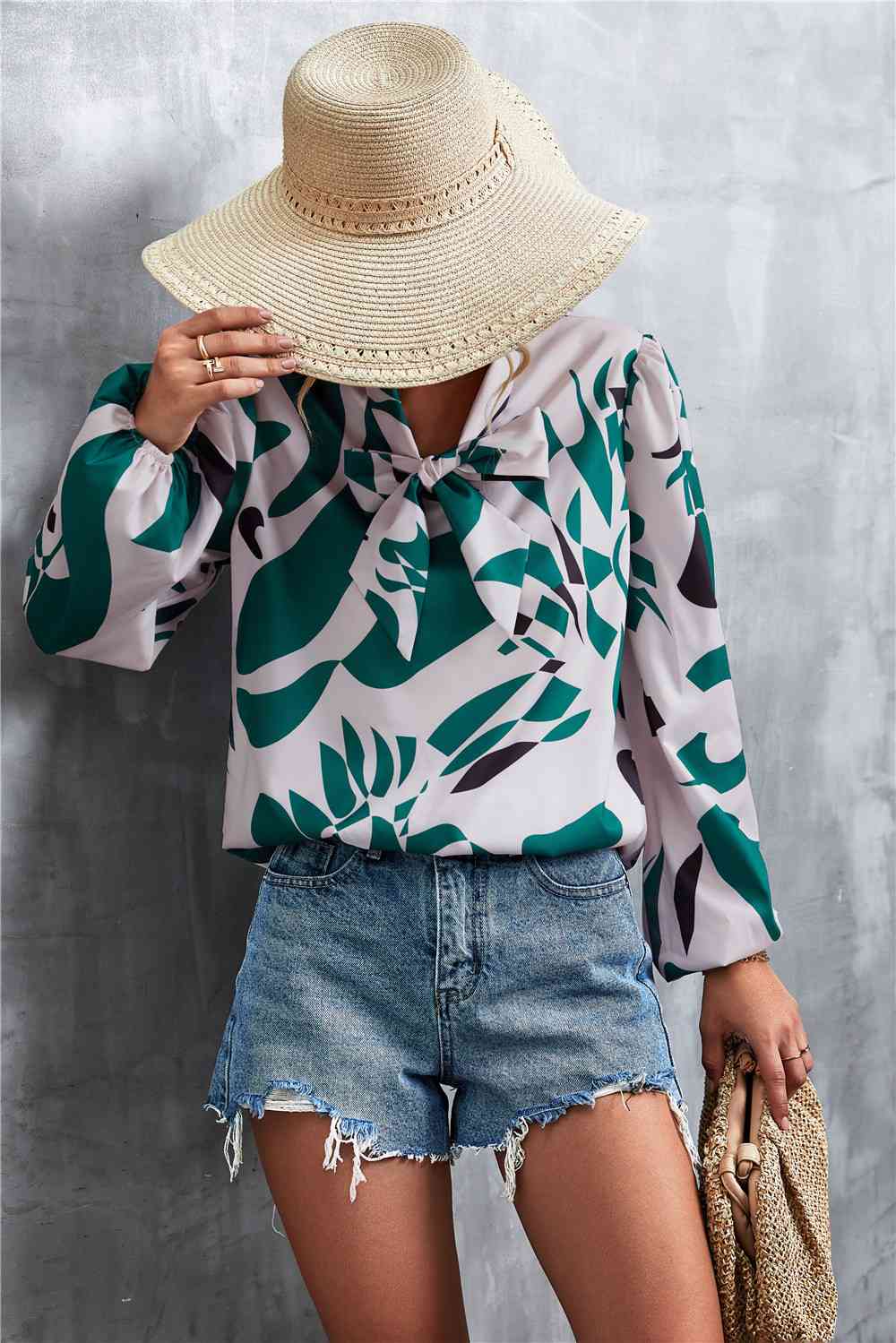 Blusa estampada con mangas abullonadas y cuello anudado