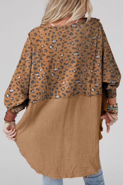 Blusa con hombros caídos y estampado de leopardo texturizado