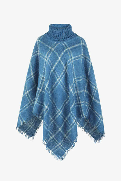 Poncho con cuello alto y dobladillo con flecos a cuadros