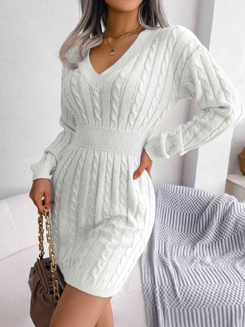Mini-robe pull en tricot torsadé à col en V