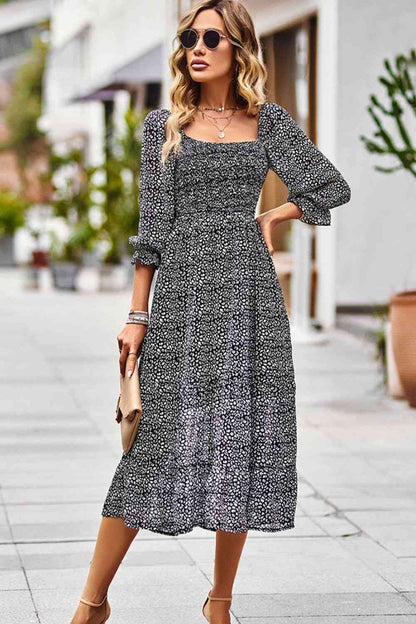 Vestido midi de leopardo con cuello cuadrado y mangas con volantes