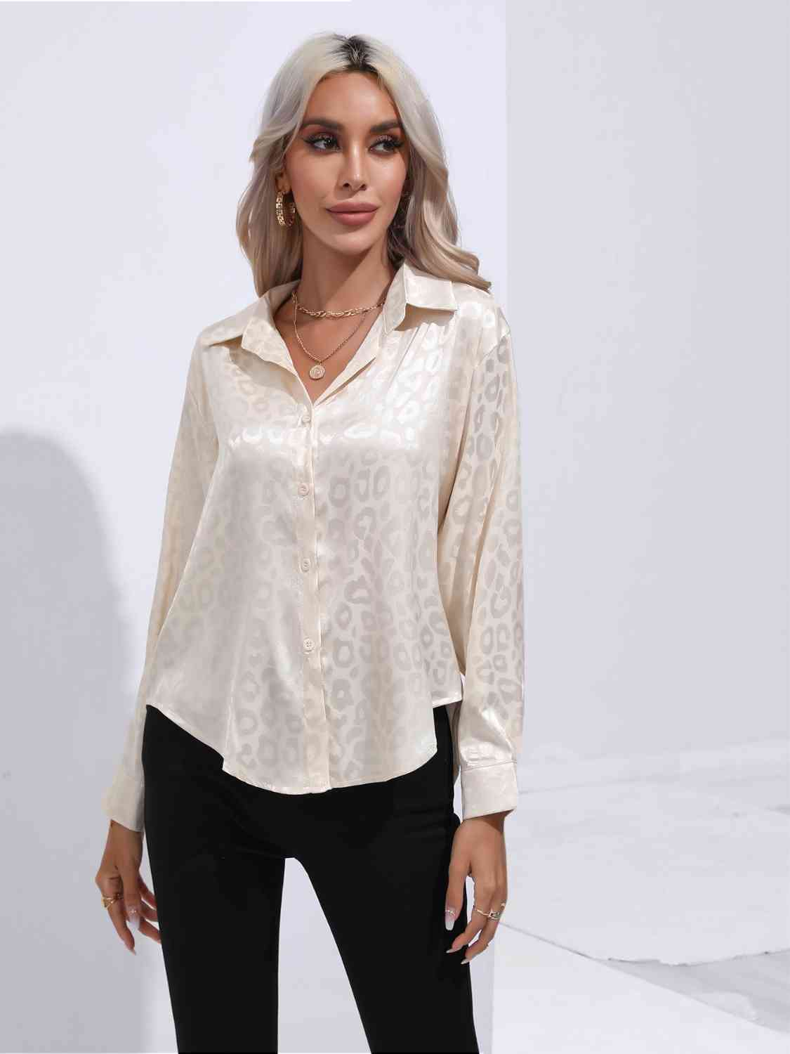 Camisa con botones y cuello estampado