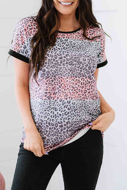 Camiseta con cuello redondo y bloques de color de leopardo