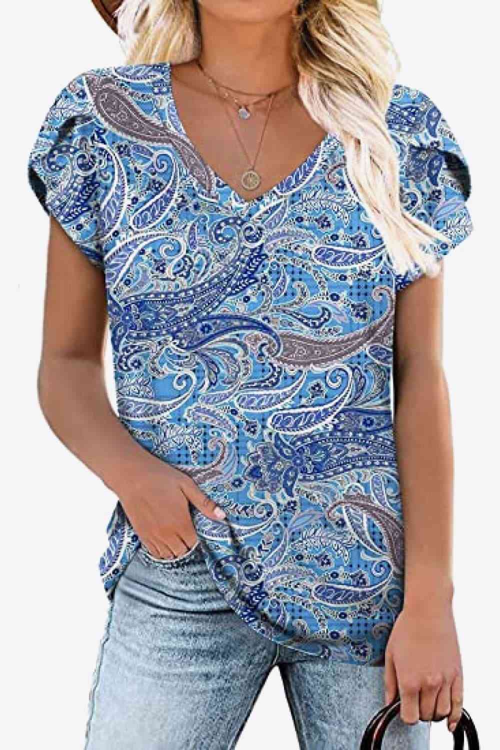 Blusa estampada con cuello en V y mangas de pétalos