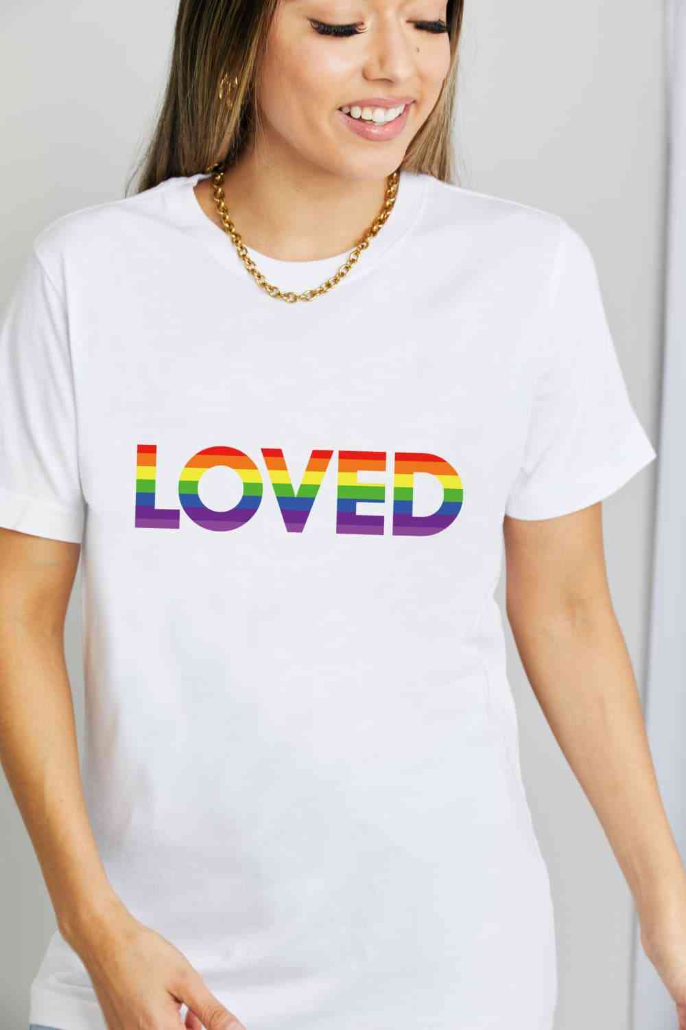 Camiseta de algodón con gráfico LOVED de Simply Love