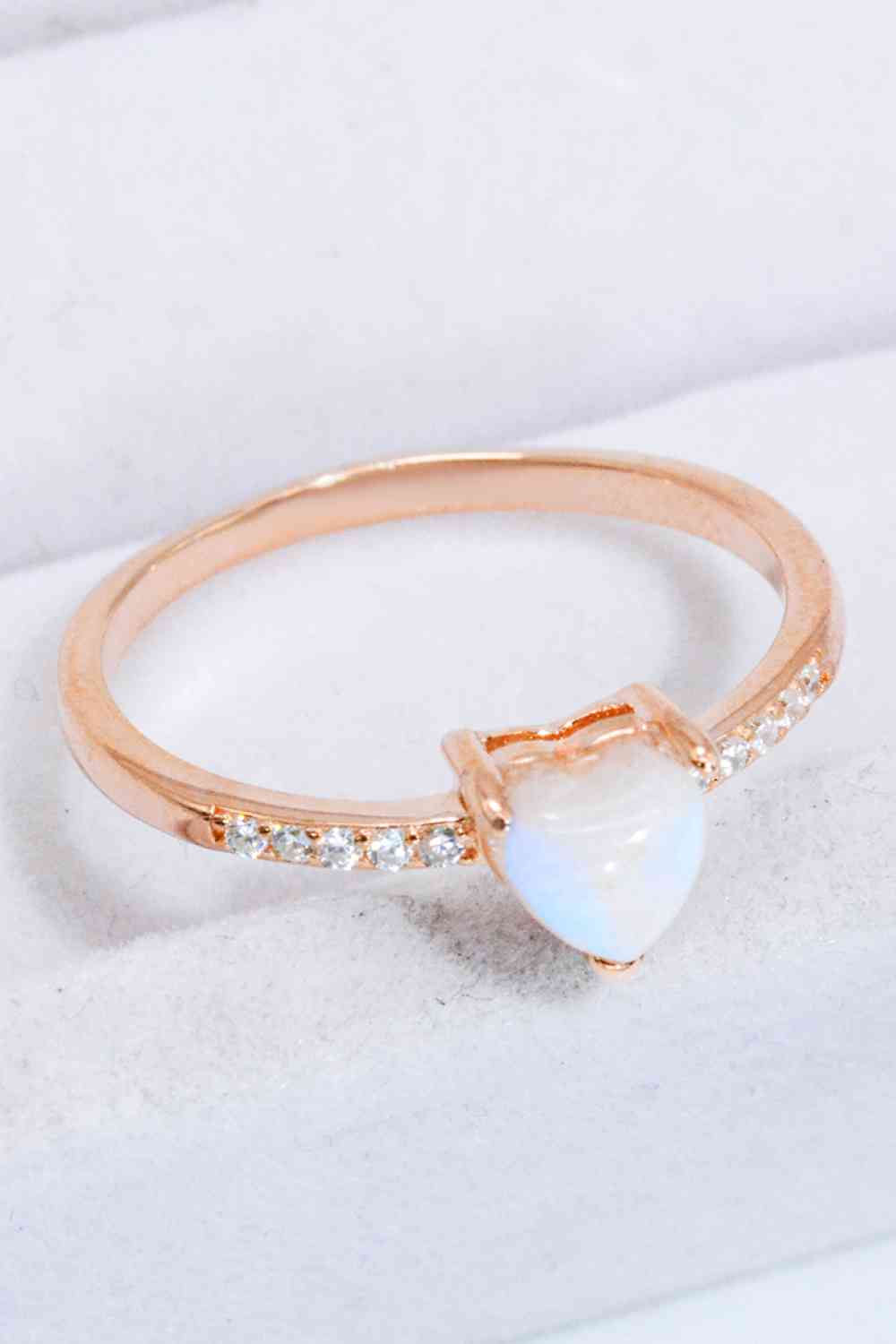 Anillo con corazón de piedra lunar natural chapado en oro rosa de 18 quilates