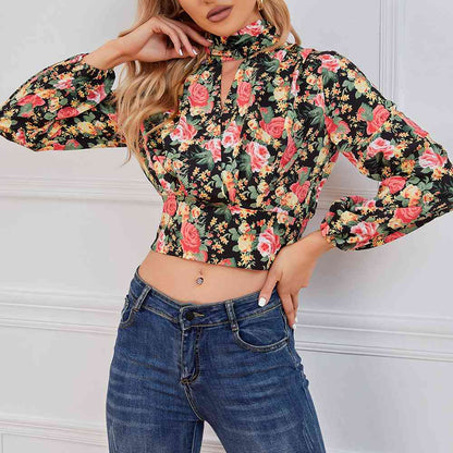 Blusa corta con cintura fruncida y estampado floral