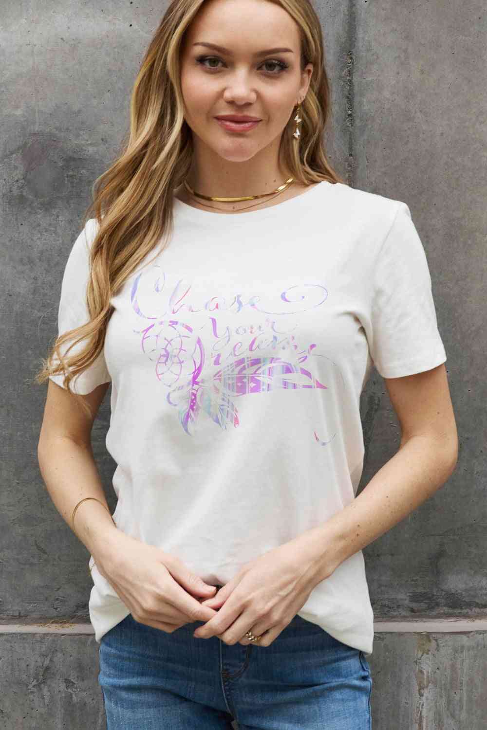 Camiseta de algodón con gráfico CHASE YOUR DREAMS de tamaño completo de Simply Love