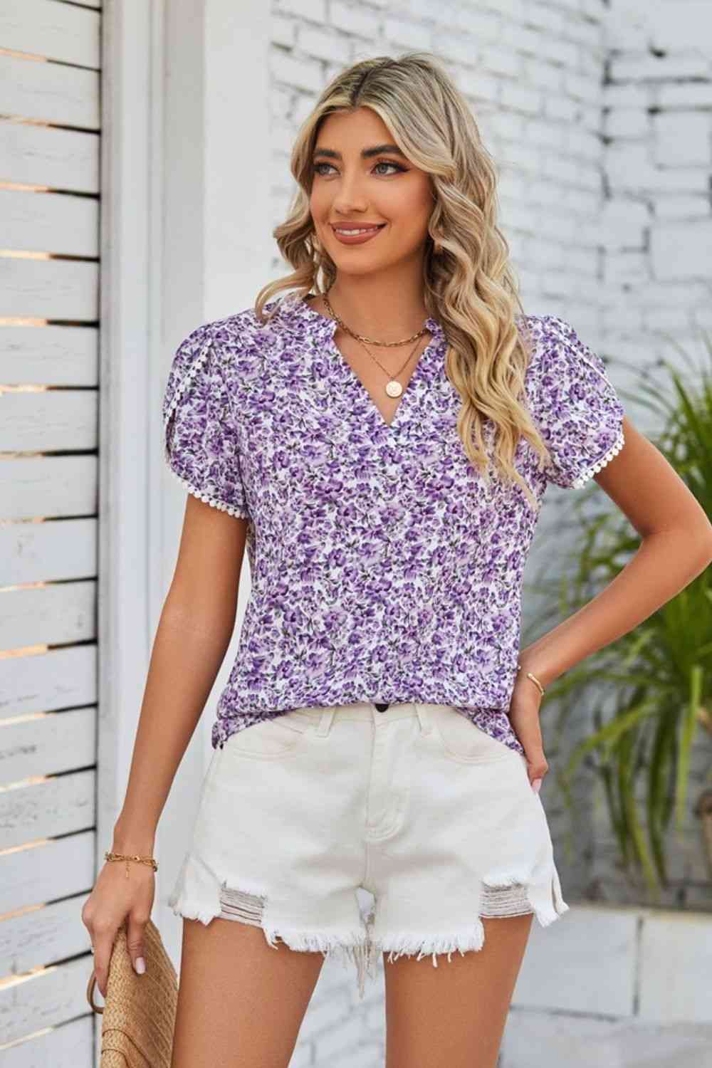 Blusa floral con cuello con muescas