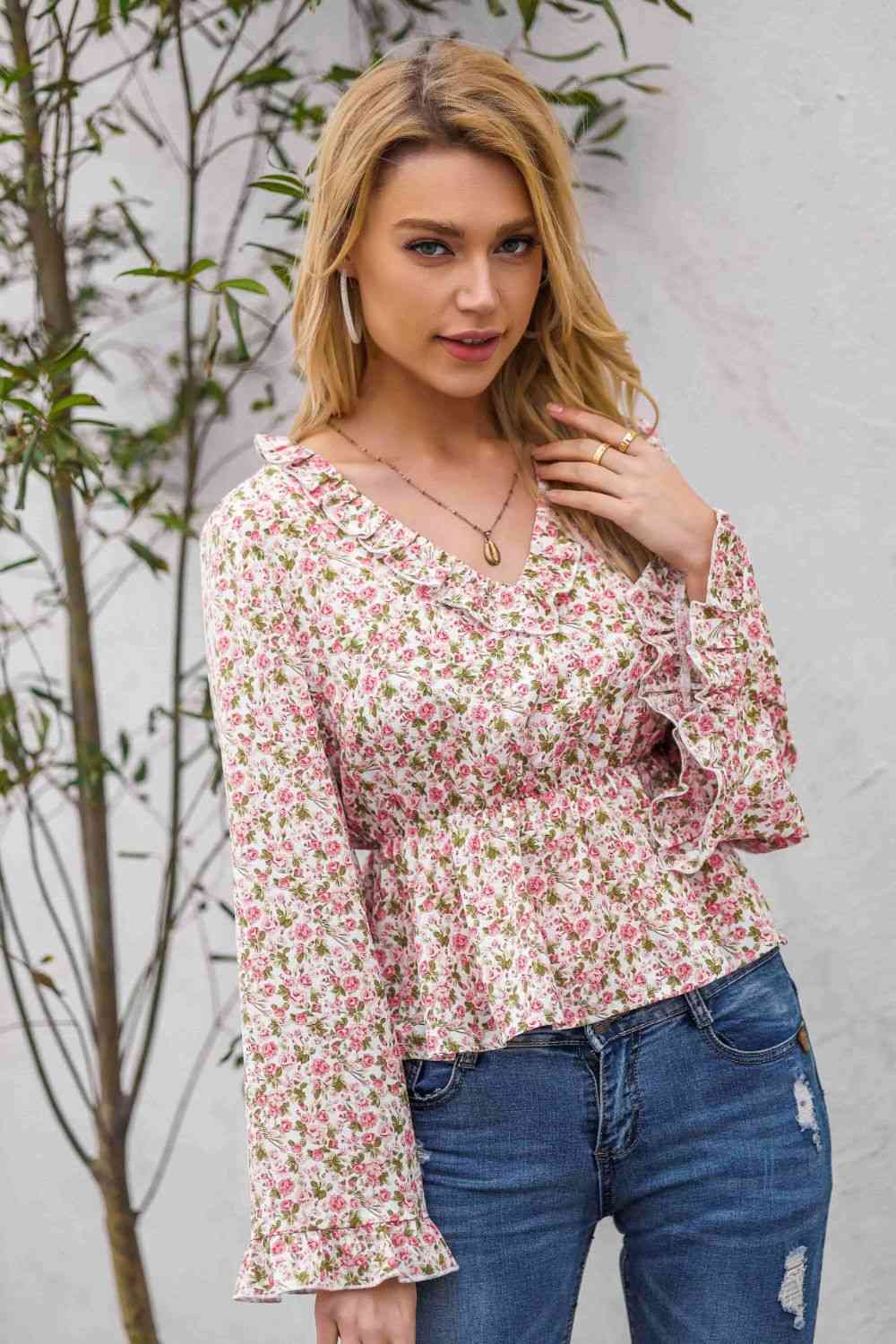 Blusa peplum con cuello en V y volantes florales