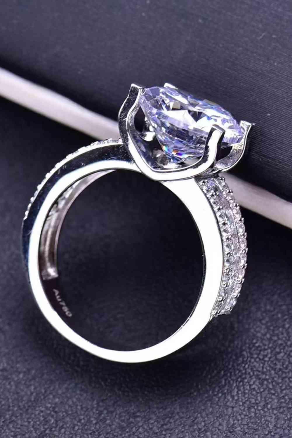 Bague en pierre latérale de moissanite de 5 carats plaquée platine