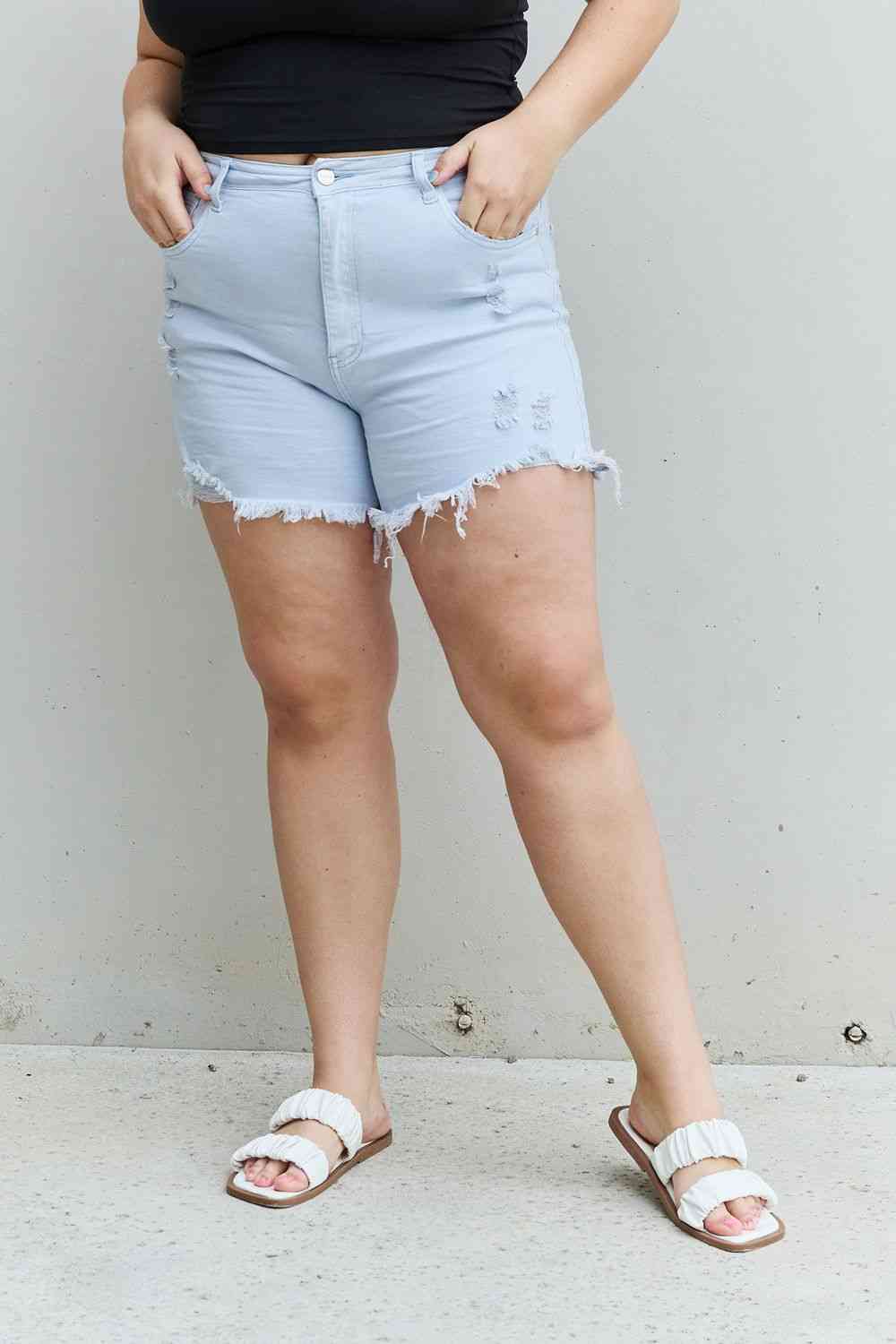 RISEN Katie Pantalones cortos desgastados de cintura alta de tamaño completo en azul hielo