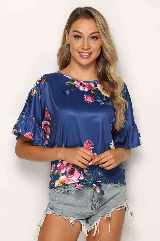 Top floral con mangas con volante y dobladillo anudado