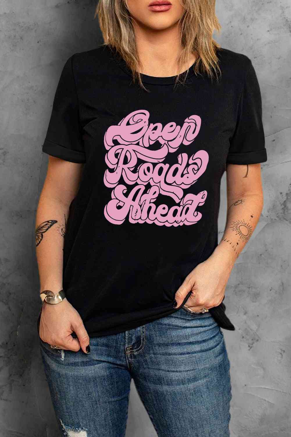 Camiseta con gráfico OPEN ROADS AHEAD de manga corta y cuello redondo